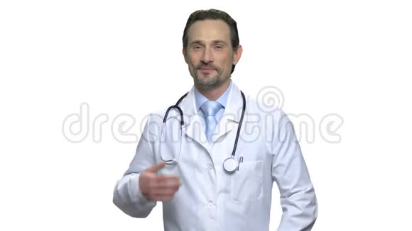 有听诊器的英俊成熟医生的肖像视频的预览图