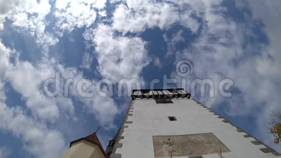 城堡的塔楼顶着蓝天和云彩视频的预览图