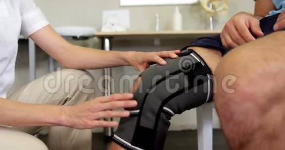 理疗师检查病人的膝盖视频的预览图