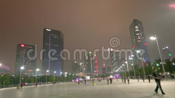 人们走在北京夜街背景是摩天大楼广州大型步行街视频的预览图