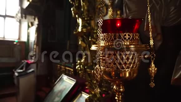 东正教教堂的视频特写镀金香炉视频的预览图