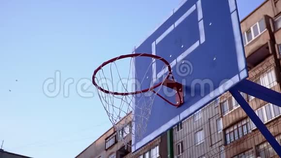 在篮球场上球击中篮球圈视频的预览图