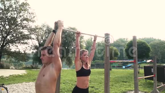 男人和女人在水平杆做各种体重练习视频的预览图