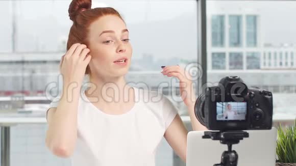 时尚博主用带有三脚架的相机制作视频视频的预览图