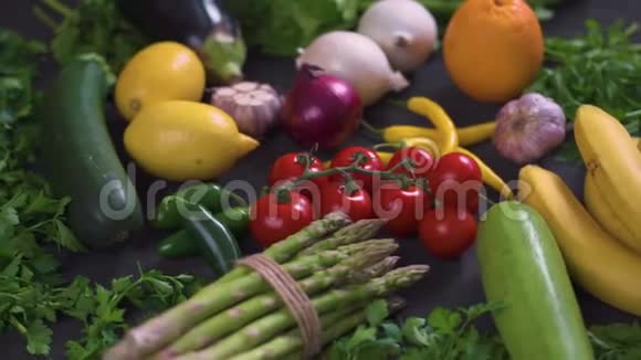 一大套有机的五颜六色的新鲜蔬菜放在黑桌上视频的预览图