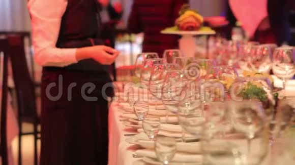 服务员被安排酒杯餐厅的宴会桌宴会桌上的空杯新年视频的预览图
