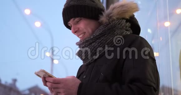 冬天用手机发短信视频的预览图