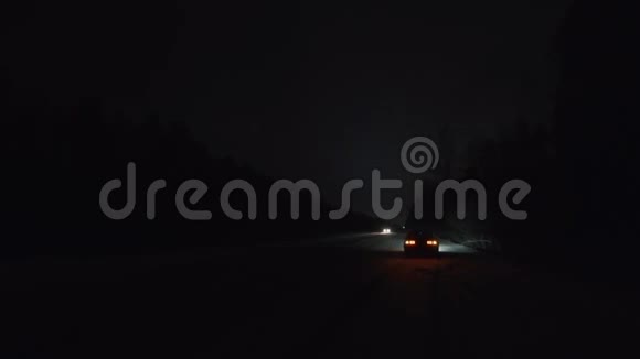 破车在城外的路上在冬天的夜晚视频的预览图