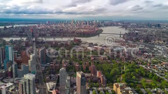 鸟瞰布鲁克林和曼哈顿纽约市高楼大厦晴天空中延时视频的预览图