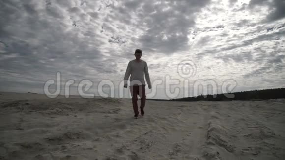 阴天的人在沙滩上散步视频的预览图