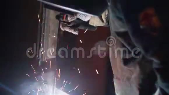 焊工在工厂工作面罩中的焊工用铁工作视频的预览图