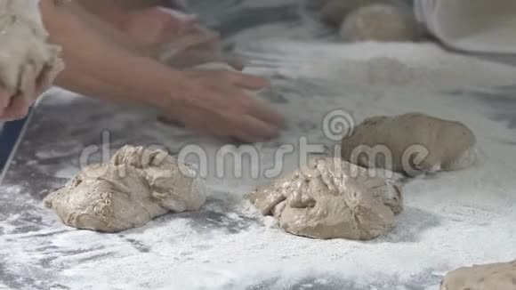 面包师把面团揉在面包上慢动作视频的预览图