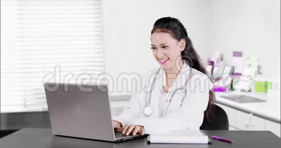 女医生在诊所的房间里工作视频的预览图