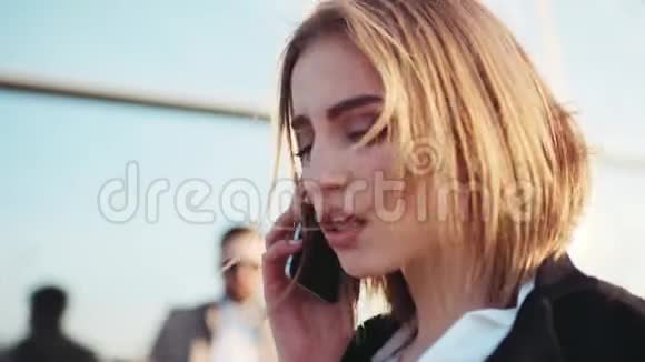 迷人的忙碌的欧洲女商人在她的电话交谈检查时间并触摸她的头发正式服装忙忙忙忙忙忙视频的预览图