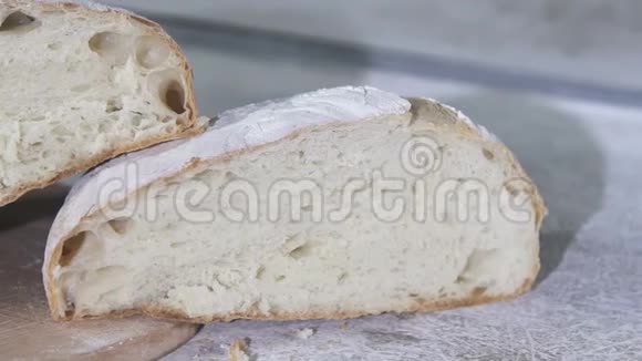 面包师切热的新鲜面包慢动作视频的预览图
