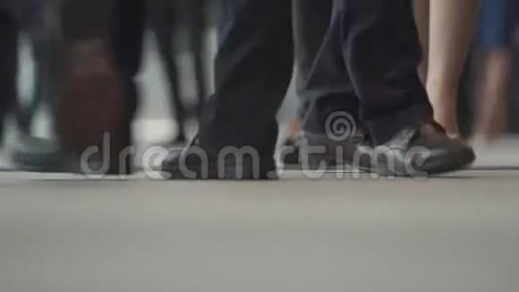 商业人士的腿从底部视频的预览图