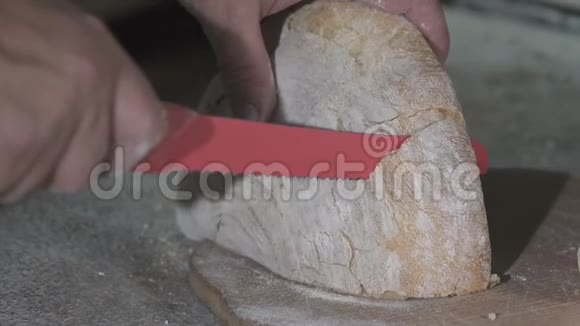 面包师切热的新鲜面包慢动作视频的预览图