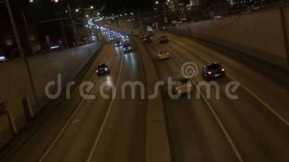 汽车穿过城市街道的运动从桥上看晚上的时候视频的预览图
