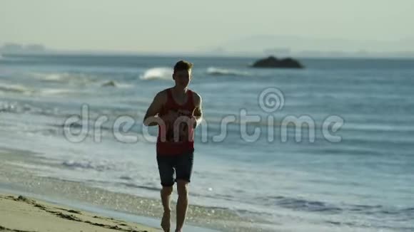 英俊的运动员正在海滩上锻炼视频的预览图
