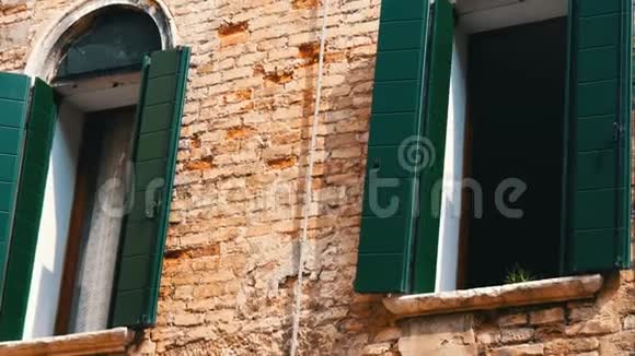 威尼斯意大利2017年9月7日所谓威尼斯或意大利建筑美丽的老式玻璃窗绿色视频的预览图
