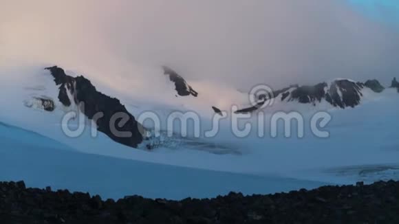 雾中雪山峰峦叠嶂安德列夫视频的预览图