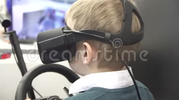 在汽车模拟器里玩虚拟头盔的男孩视频的预览图