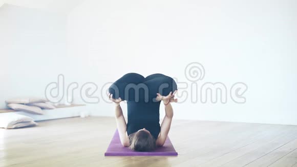 健身房里一位美丽的中年瑜伽士的正面景色视频的预览图