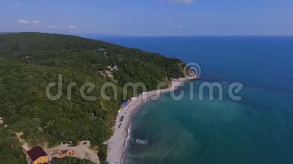 蓝色海湾的黑海美丽的海滩在黑海地区的克拉斯诺达尔地区空中观景视频的预览图