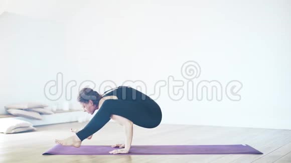 一位中年瑜伽士在健身房做高级体式的侧视视频的预览图