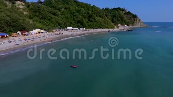 人们在海里游泳美丽的海滩在黑海地区的克拉斯诺达尔地区海滩视频的预览图
