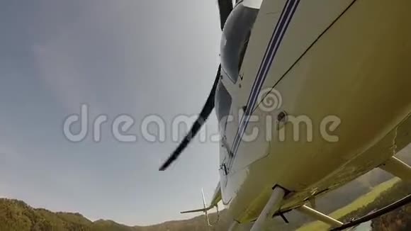 高地的低空飞行直升机小型轻型航空螺旋桨叶片的底部视图视频的预览图