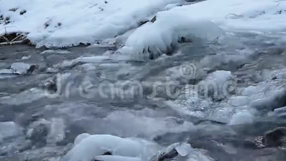 带雪的河流视频的预览图