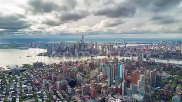 鸟瞰布鲁克林和曼哈顿纽约市高楼大厦晴天空中延时视频的预览图
