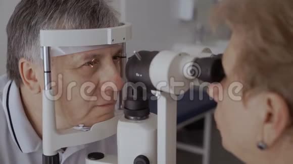 医生用现代设备检查成年男子的视力视频的预览图