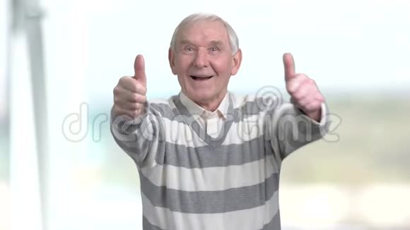 老人竖起大拇指视频的预览图