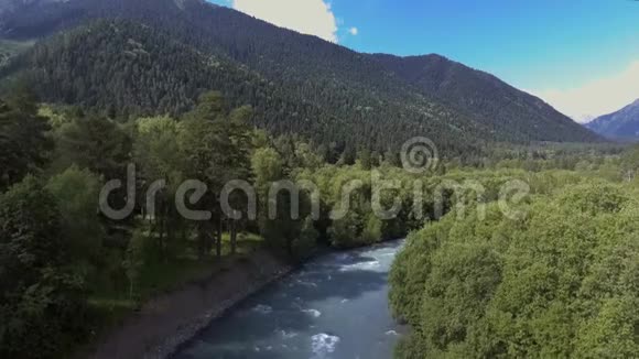 飞过一条山河河的强流高山和蓝天视频的预览图