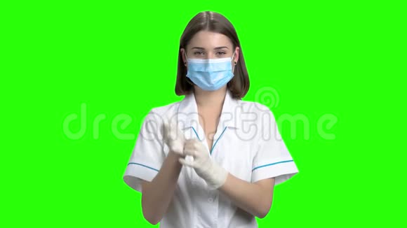 女医生戴白色防护手套的肖像视频的预览图