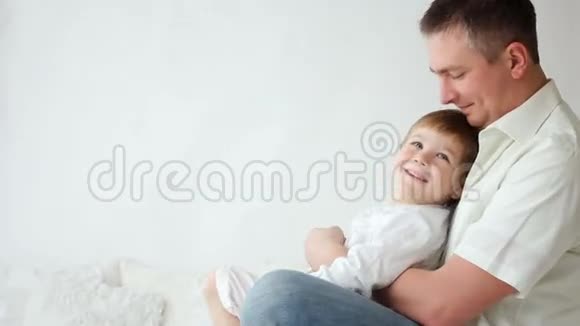 儿子在家里和爸爸在床上玩视频的预览图