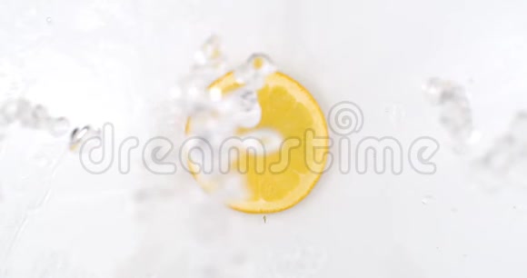 顶部的新鲜柠檬水正在白色背景上倾泻视频的预览图