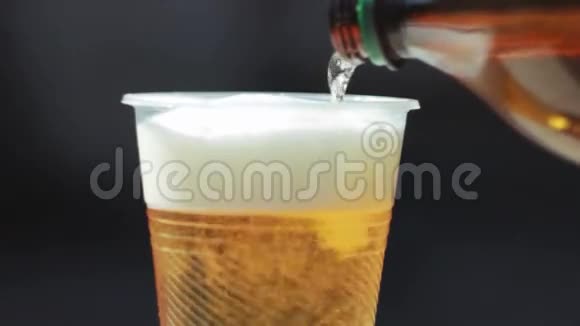 带啤酒的塑料玻璃视频的预览图