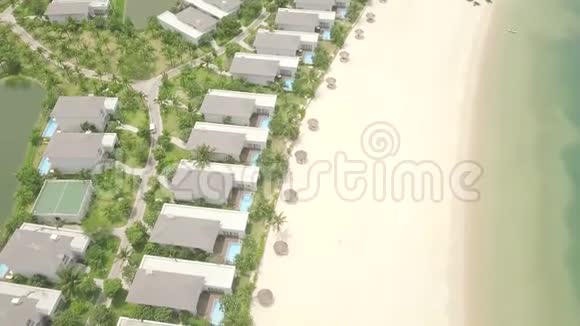 无人机观景式旅游度假别墅和豪宅海边有游泳池带游泳池的豪华别墅视频的预览图