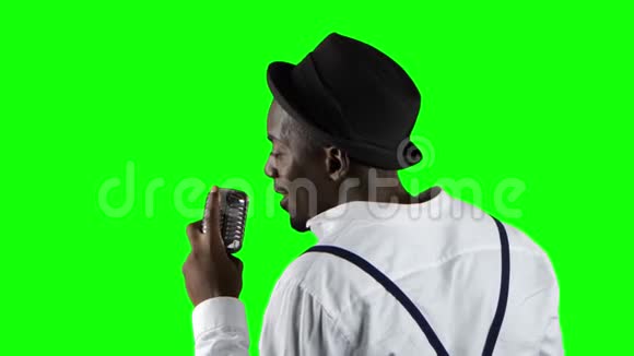 非裔美国人站在麦克风前在录音棚里专业地唱歌视频的预览图