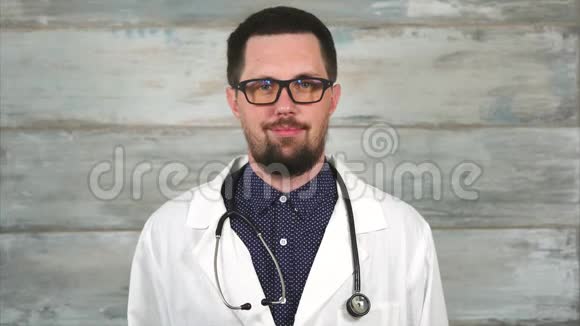 戴眼镜的长胡子男医生视频的预览图