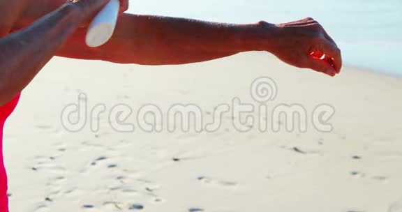 在海滩涂防晒霜的高级妇女视频的预览图