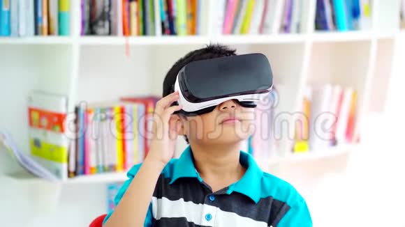 男生佩戴虚拟现实耳机视频的预览图
