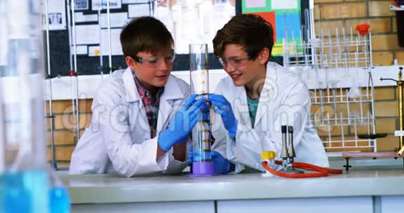在学校做化学实验的男生视频的预览图