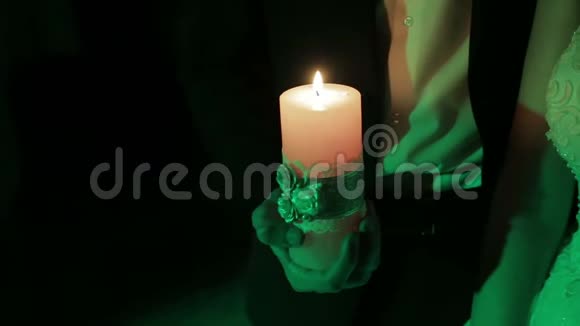 在黑暗中点燃男人手中的蜡烛慢镜头视频的预览图
