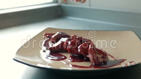 厨师在盘子里端一道菜一顿美味的美餐正在餐馆里由厨师作最后的润色视频的预览图