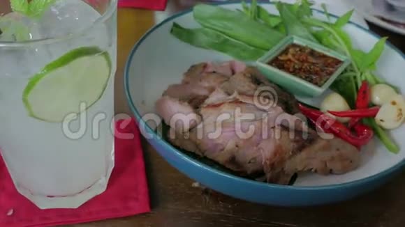 泰国菜南普莱套虾酱辣椒酱套蔬菜和短身鲭鱼鱼肉盘牛排视频的预览图