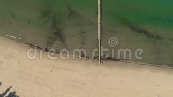 黑海沙滩和码头的高度海上空中观景摄影视频的预览图